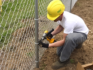 Монтаж сетки Рабица.jpg