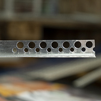 Уголок перфорированный алюминиевый, 2.5 м