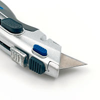 Нож пистолетный с выдвижным трапециевидным лезвием 18 мм МАМОНТ (INS-MMNT-1087)