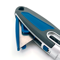 Нож пистолетный с выдвижным трапециевидным лезвием 18 мм МАМОНТ (INS-MMNT-1087)